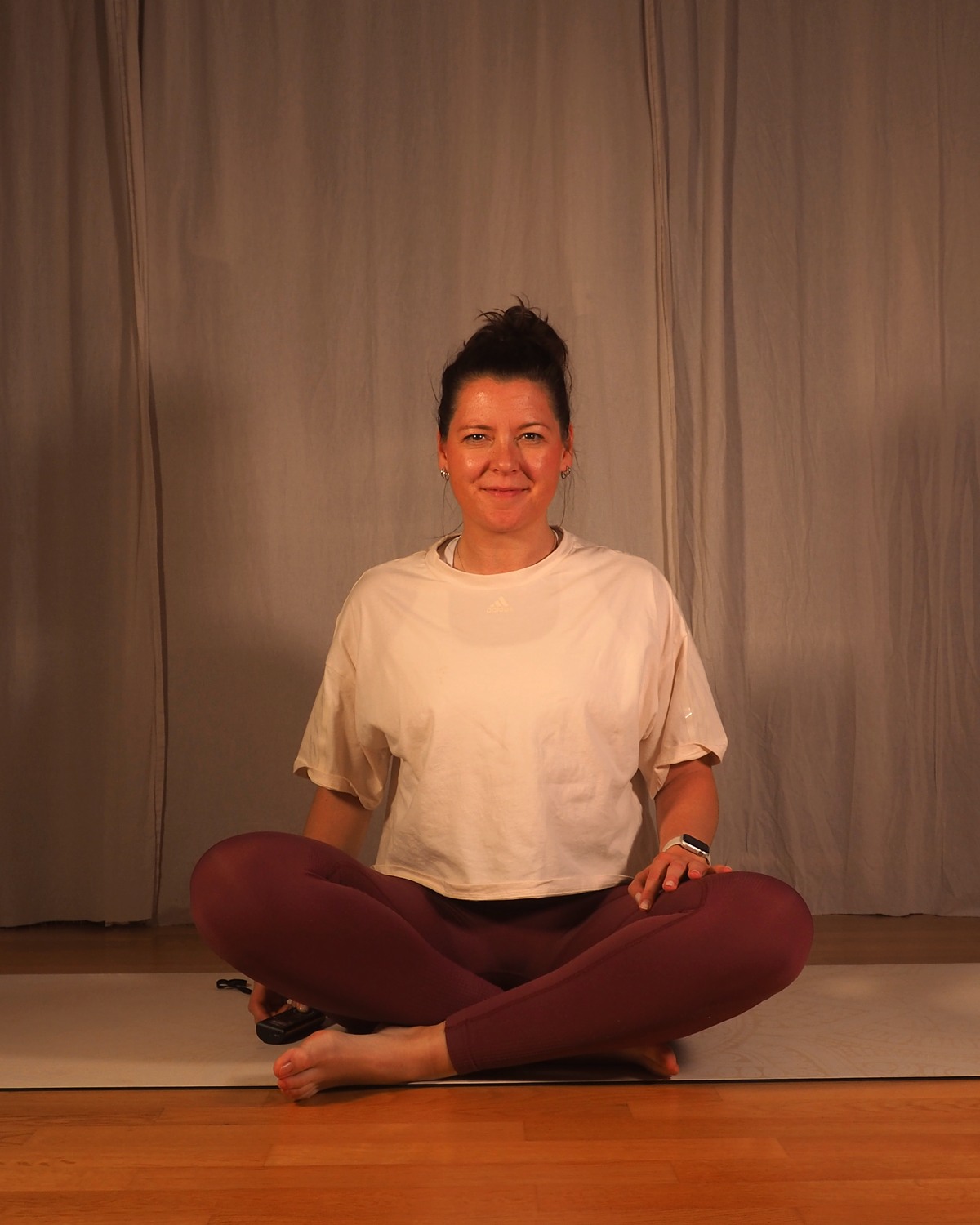 Steffi, Gründerin von Nusa Pilates, entspannt lächelnd zuhause